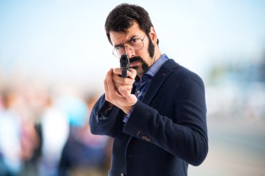 Bir tabanca ile çekim vintage genç adam 