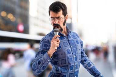 Mikrofonla şarkı vintage genç adam 