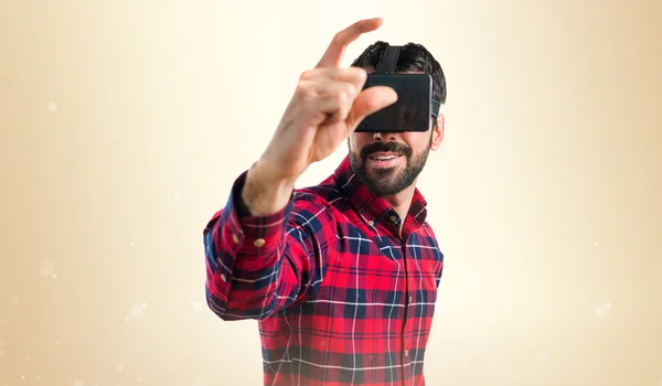 Человек в виртуальных очках держит что-то — стоковое фото