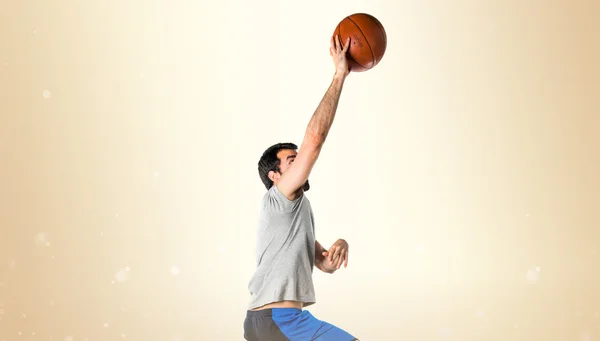 バスケット ボールが飛び越えて遊んで男 — ストック写真