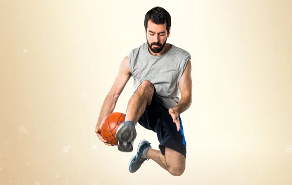 Hombre jugando al baloncesto saltar — Foto de Stock