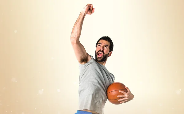 Hombre afortunado jugando baloncesto — Foto de Stock