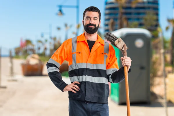 Esmer adam odaklanmamış arka plan