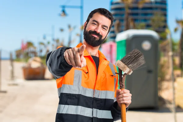 Çöp Adam önüne işaret