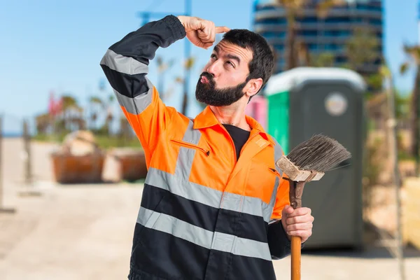 Esmer adam odaklanmamış arka plan