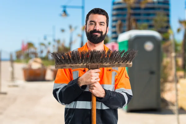 Esmer adam odaklanmamış arka plan