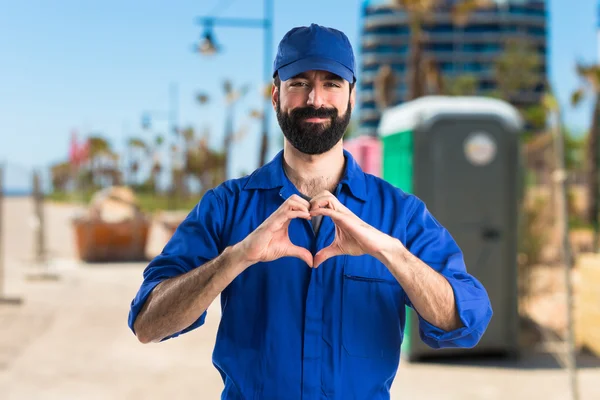 Tesisatçı elleri ile bir kalp yapma