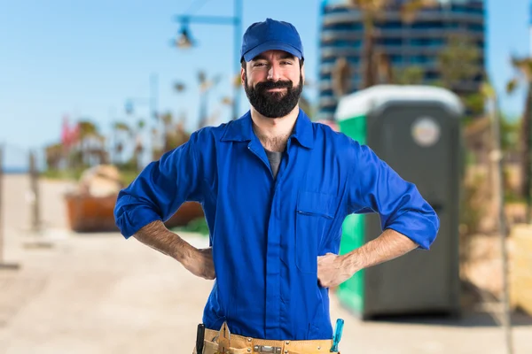 Esmer adam odaklanmamış arka plan