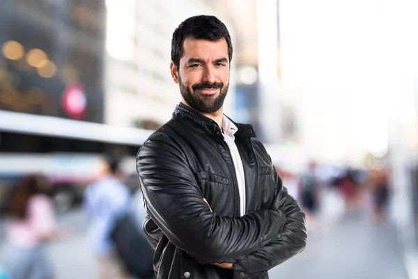 Hombre con chaqueta de cuero con los brazos cruzados —  Fotos de Stock