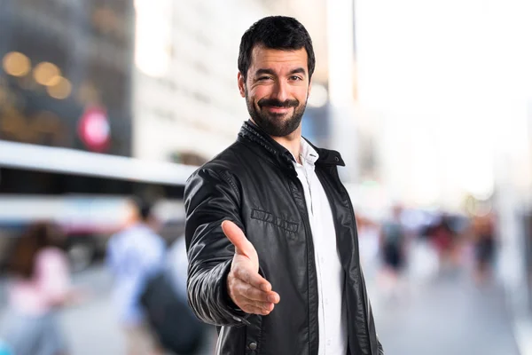 Mann mit Lederjacke macht einen Deal — Stockfoto