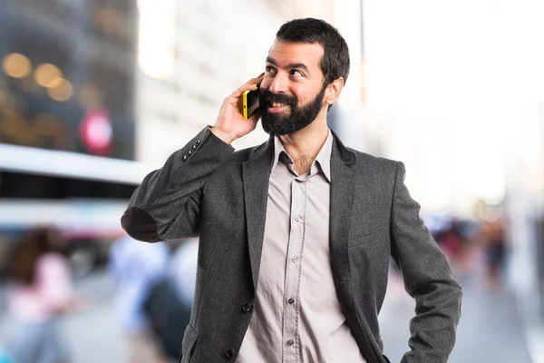 Mann spricht mit Handy — Stockfoto