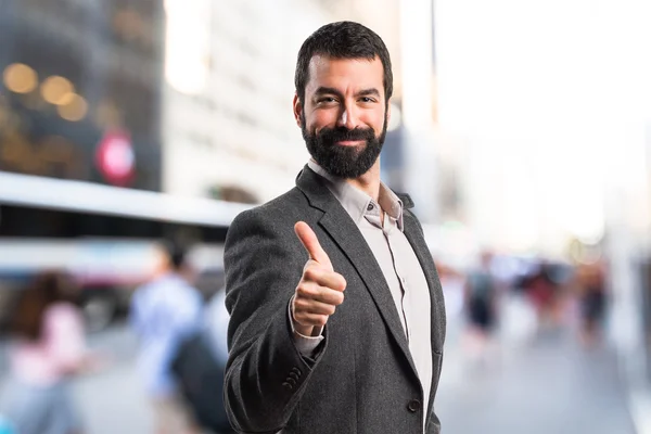 Man met duim omhoog — Stockfoto