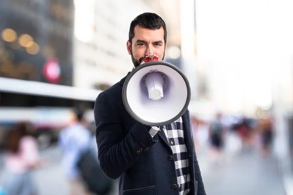 Man schreeuwen door megafoon — Stockfoto