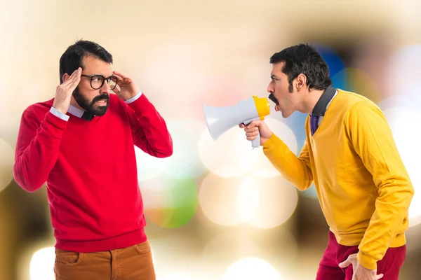 kardeşi için bağıran adam