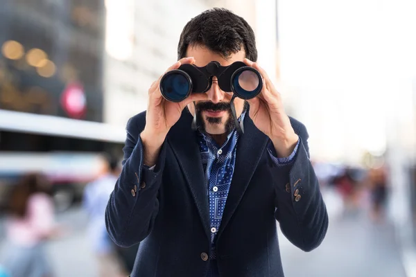 Joven vintage con prismáticos — Foto de Stock