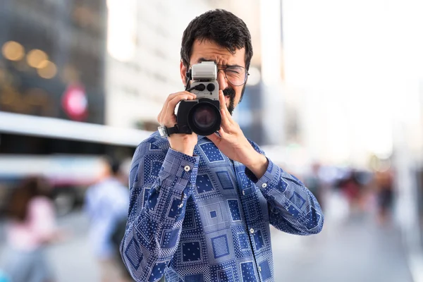 Junger Mann filmt — Stockfoto