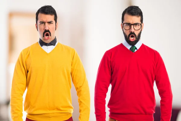 Hermanos gemelos con bigote gritando —  Fotos de Stock