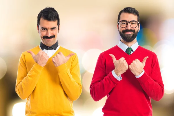 Hermanos gemelos con pulgar hacia arriba —  Fotos de Stock