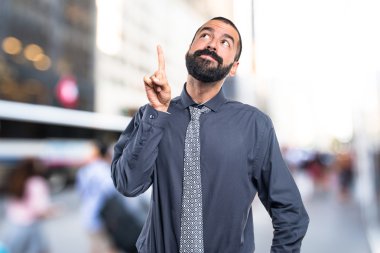 Esmer adam odaklanmamış arka plan