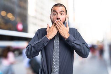 adam ağzını kapsayan