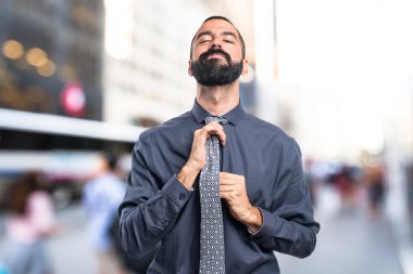 Esmer adam odaklanmamış arka plan