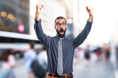 Esmer adam odaklanmamış arka plan