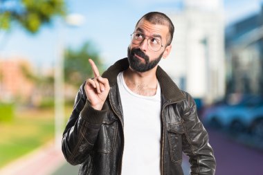 Bir deri ceket düşünme giyen adam