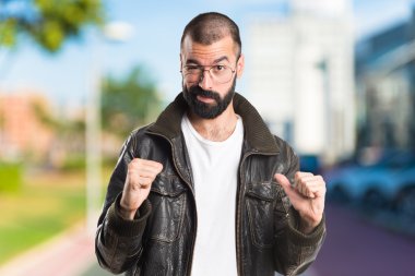 Adam kendisiyle gurur