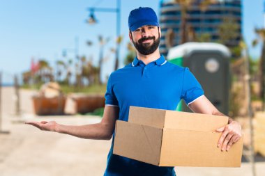 Bir şey sunmak teslimatçı