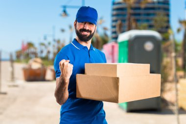 Esmer adam odaklanmamış arka plan