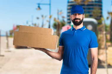 Esmer adam odaklanmamış arka plan