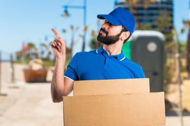 Esmer adam odaklanmamış arka plan