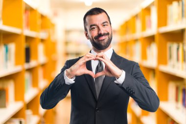 İşadamı elleri ile bir kalp yapma