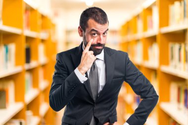 Esmer adam odaklanmamış arka plan