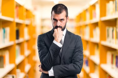 Esmer adam odaklanmamış arka plan