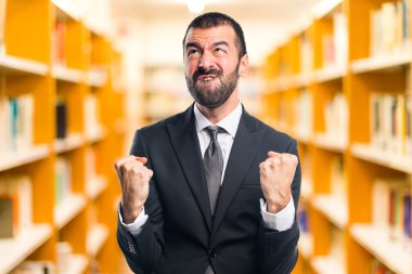 Esmer adam odaklanmamış arka plan