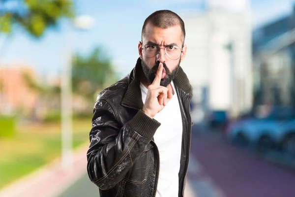 Hallick man gör tystnad gest — Stockfoto