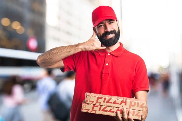 Доставщик пиццы делает телефонный жест — стоковое фото