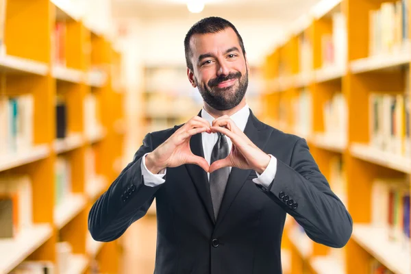 İşadamı elleri ile bir kalp yapma