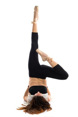 Sevimli kadın stüdyoda poz