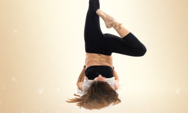 Sevimli kadın stüdyoda poz