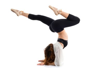 Sevimli kadın stüdyoda poz