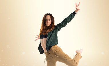 Sevimli kadın stüdyoda poz