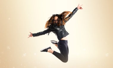 Sevimli kadın stüdyoda poz