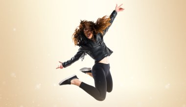 Sevimli kadın stüdyoda poz