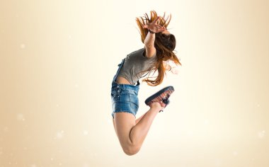 Sevimli kadın stüdyoda poz