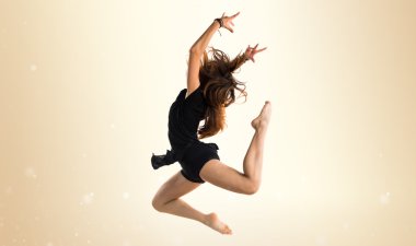 Sevimli kadın stüdyoda poz