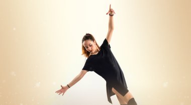 Sevimli kadın stüdyoda poz