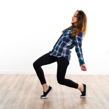 Sevimli kadın stüdyoda poz