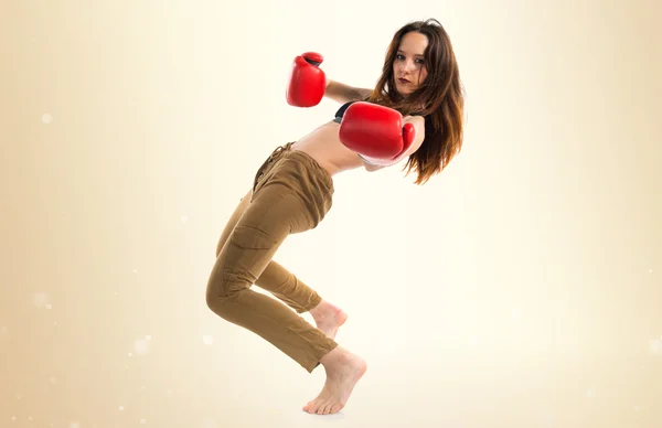 Menina com luvas de boxe — Fotografia de Stock